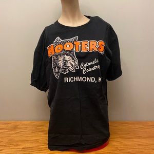 HOOTERS tshirt